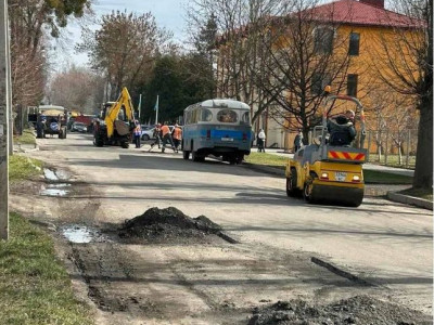 У Винниках і Дублянах почали латати ями на дорогах