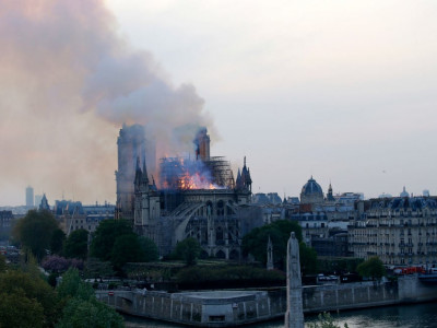 Тримається на гігантських скобах: пожежа у Соборі Паризької Богоматері відкрила давній секрет храму