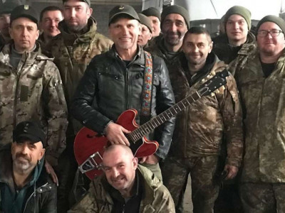 Хлопці зі сталевою волею: Олег Скрипка виступив для українських військових під Бахмутом