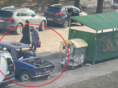 У Луцьку занедбані автівки займають паркомісця та стали прихистком для безхатьків. Фото