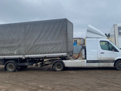 В Україні помітили найдивніший Mercedes Sprinter із напівпричепом