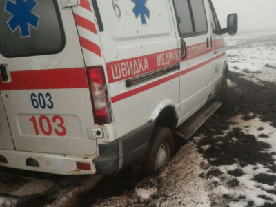 На Тернопільщині в багнюці застрягла швидка: у автівці були хворий і троє лікарів