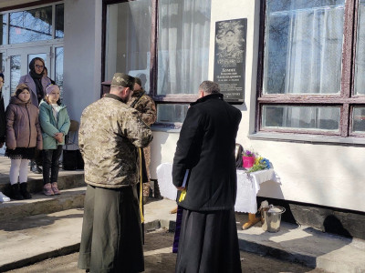 На фасаді сільської гімназії на Волині встановили меморіальну дошку загиблому Захиснику (ФОТО)