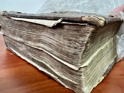 Київські митники знайшли в посилці Біблію, надруковану на початку ХІХ століття (ФОТО)