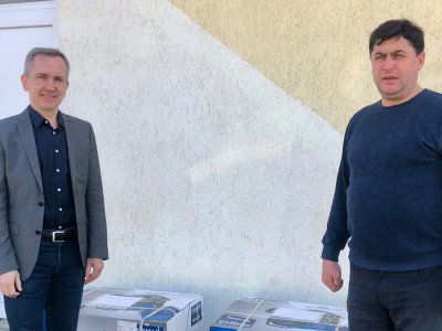 Волонтери БФ «Хвилі змін» Руслан Кулик і Тарас Савчук передали два потужних генератори для навчального закладу села Кальне Зборівської громади