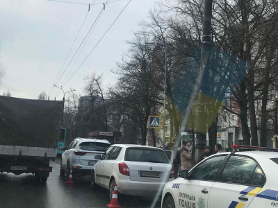 У Чернігові зіштовхнулися дві автівки (Фотофакт)