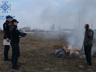 Рятувальники Чернігівщини за декілька днів склали 14 адмінпротоколів на паліїв сухої трави