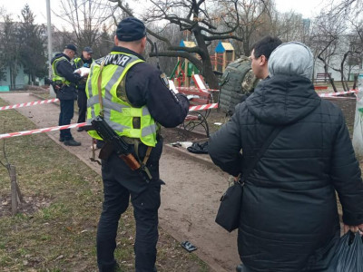 У Києві чоловік підірвав гранату біля дитячого майданчика