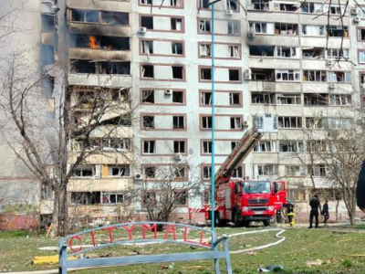 Російська ракета влучила в житловий будинок у Запоріжжі. Відео