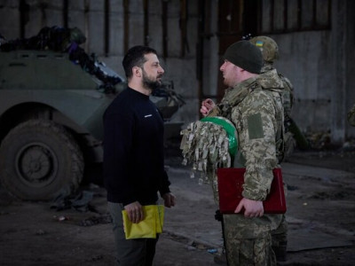ФОТО. Зеленський відвідав передові позиції ЗСУ на Бахмутському напрямі