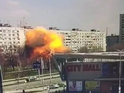 Зеленський показав відео влучання ракети рф у багатоповерхівку Запоріжжя