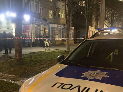 У Кременчуці на вулиці чоловіка порізали ножем