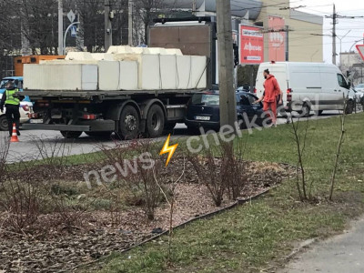 У Черкасах вантажівка з бетонними брилами в причепі протаранила легковик