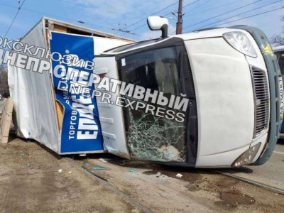 У Дніпрі перекинулася Газель Епіцентру, завантажена будматеріалами (ВІДЕО)