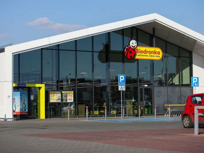 Польські супермаркети Biedronka та Lidl запрошують на роботу українців