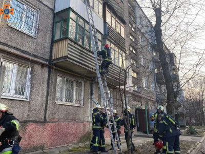 У Кам'янському пенсіонер не міг вибратися з палаючої квартири (ФОТО)