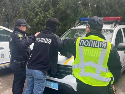 Переселенець, переодягнений в поліцейського, вкрав у Львові скриньку для пожертв на ЗСУ