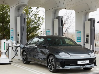 Hyundai показала в дії робота-зарядника для електромобілів. Відео