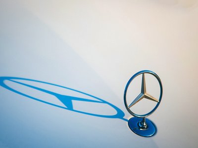 Співробітників Mercedes-Benz звинувачують у хабарі на мільйони євро