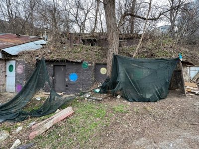 Жили у закинутій недобудові: у Києві правоохоронці вилучили у жінки 5-місячного сина