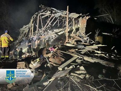 Окупанти вдарили ракетою по будівлі пункту незламності: троє переселенців загинули