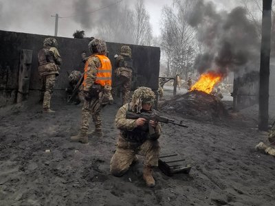 Закидають гранатами, стріляють у пах та добивають у голову — військовий про нову тактику окупантів