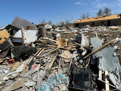 У США смертоносне торнадо витягнуло вчительку з класу та кинуло на землю. Відео