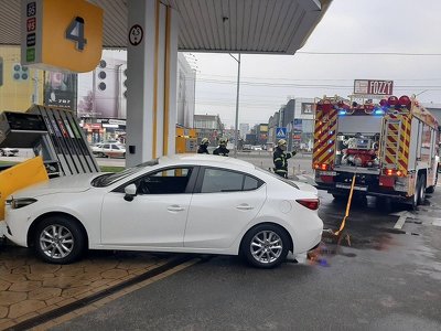 На проспекті Бандери легковик зніс паливозаправну колонку на АЗС