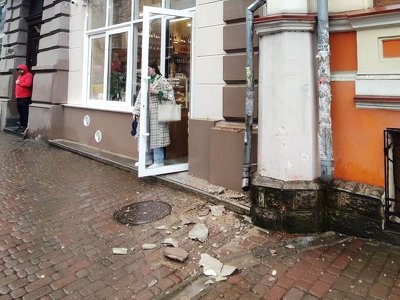 “Парасоля прийняла удар на себе”: у Франківську обвалюється 120-річний будинок (ФОТО)