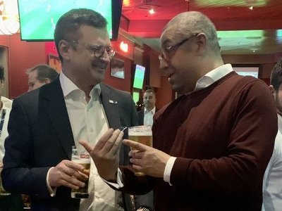 Здається, наш міністр програв. Кулеба та Клеверлі поставили пляшку вина на перемогу своїх збірних у матчі