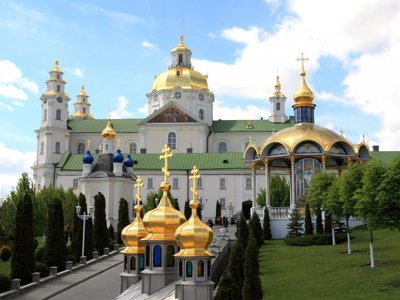 З Почаївської лаври вивозять золото і алкоголь?