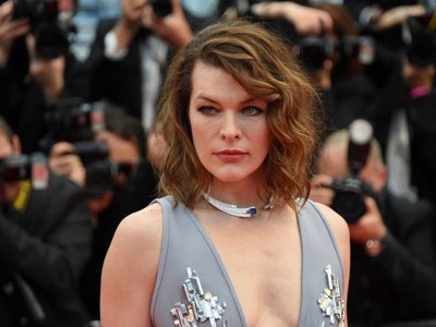 Мілла Йовович написала листа українцям: його надрукували на сукні відомого бренду