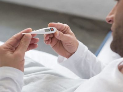 Терапевт: що може означати підвищення температури у вечірній час?