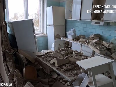 Оприлюднене відео з наслідками обстрілів лікарні і поштового терміналу в Херсоні