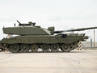 ВІДЕО. Танки вже в Україні: міністр показав тест-драйв Challenger