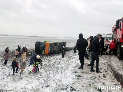 На Хмельниччині перекинувся автобус, в якому було 25 пасажирів, серед яких двоє дітей