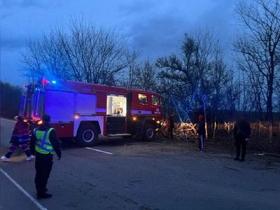 Смертельна ДТП на Київщині: авто вилетіло у кювет та перекинулось, є загиблі, серед постраждалих — дитина