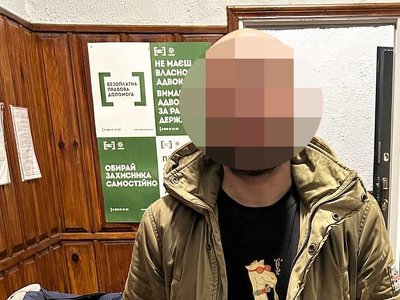У Рівному троє чоловіків проникли у квартиру жінки