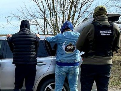 Житель Хмельниччини організував канал переправлення чоловіків за кордон, ціна питання – 6000 доларів США