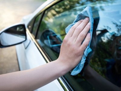 Стало відомо, як відмити скло та обшивку автомобіля від бітуму