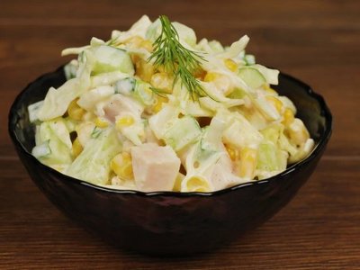 Цей салат з шинкою та кукурудзою з’їдається без залишку: новий рецепт
