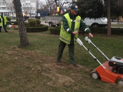 Озеленювачі Кременчука почали роботи з догляду за газонами