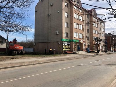 Щоб не продавали на землі: у Коломиї облаштовують місце для вуличної торгівлі (ФОТО)