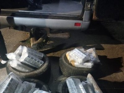 Українець та румун хотіли перевезти за кордон цигарки: їх викрили закарпатські прикордонники (ФОТО)