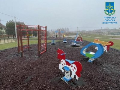 На неякісних гойдалках у селі на Львівщині нажили більше 1 млн грн