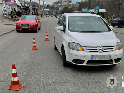 У Запоріжжі встановлюють обставини двох ДТП: загинула жінка-пішохід та травмовано малолітню дитину