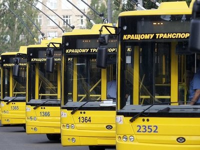 Київська влада не підтримала петицію про скасування зупинення громадського транспорту під час повітряної тривоги у…