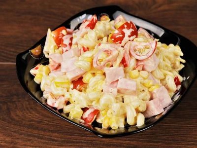 Залишилися макарони? Приготуйте з них цей ситний салат