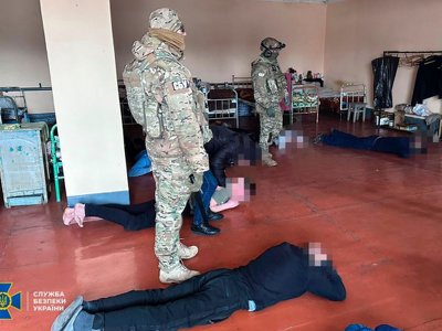 СБУ викрила в’язнів Рівненської колонії, які виманювали гроші у родичів українських військовополонених