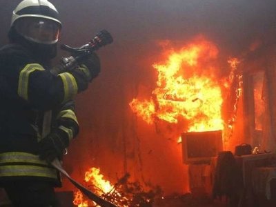 У Кривому Розі внаслідок пожежі у квартирі загинув чоловік, двох жінок врятували вогнеборці